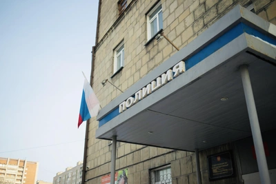 Школьник пнул собаку в подъезде новосибирской многоэтажки: видео