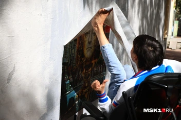 Екатерина открывает новый стрит-арт Олега Лукьянова на Арбате | Источник: Татьяна Спиридонова / MSK1.RU