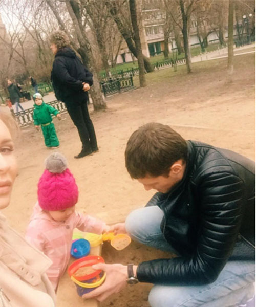Александр Задойнов очень вдохновленно лепил с дочкой Сашей куличи из песка