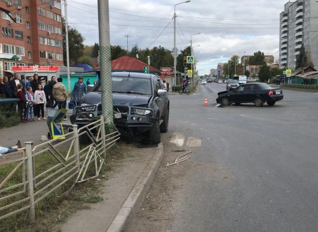 В Омске двух пешеходов убило упавшим после ДТП столбом | ya62.ru