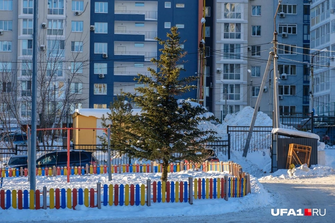 В «Планете» елка прямо рядом с качелями | Источник: Булат Салихов / UFA1.RU