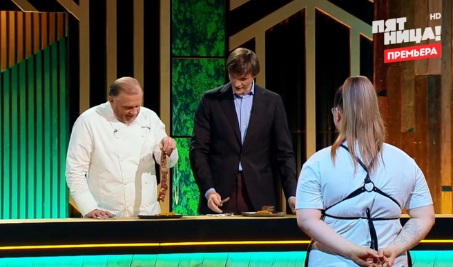 Гости пробуют блюдо тюменки. Спортсмену Андрею Кириленко оно понравилось | Источник: телеканал «Пятница»