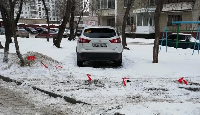 В некоторых дворах жители огораживают такие места. В данном случае видно, что это или газон, или детская площадка | Источник: читатель 74.RU