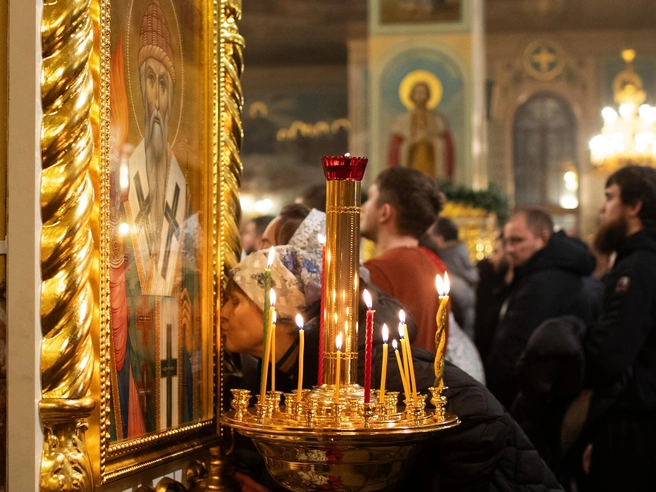 Духовенство и хор исполнили тропарь, кондак и величание Рождеству. | Источник: Андрей Бортко / NGS.RU