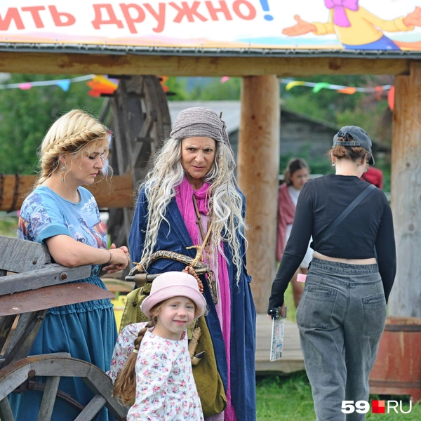 Яга и Марья пришли на праздник | Источник: Ирина Тропина / 59.RU