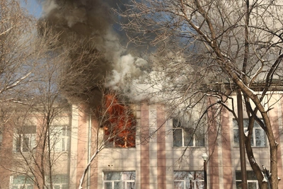 Пожар в новосибирском колледже: эвакуация и тушение