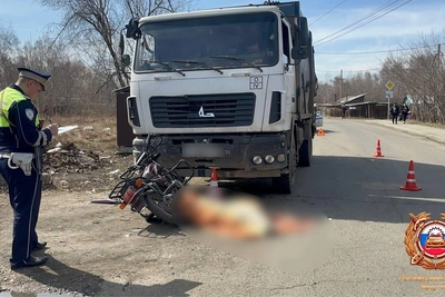 В Иркутске в ДТП с грузовиком погиб мотоциклист без прав