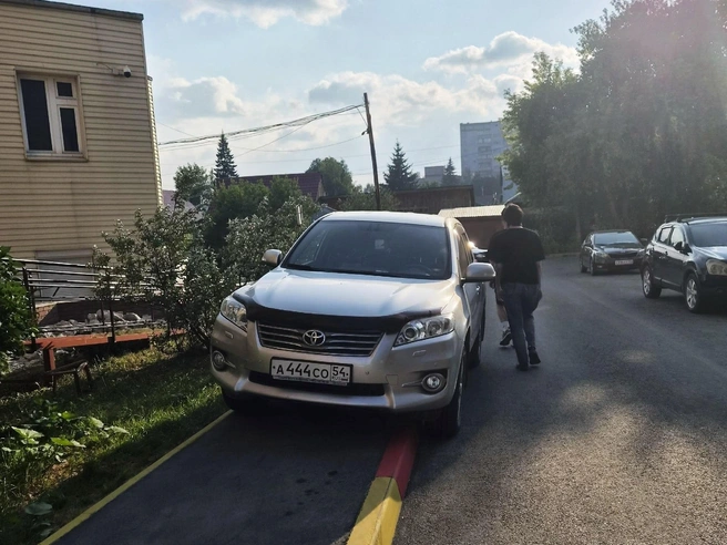 Этот козыряющий красивым номером автомобиль на тротуаре — почти пешеход: залез на пешеходную дорожку всем корпусом | Источник: «АСТ-54» / vk.com/act54