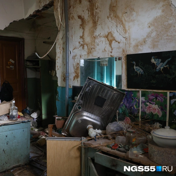 Сейчас в комнате пахнет сыростью, когда-то бережно окрашенные стены желтеют, а пол проваливается с каждым днем всё сильнее | Источник: Евгений Софийчук / NGS55.RU