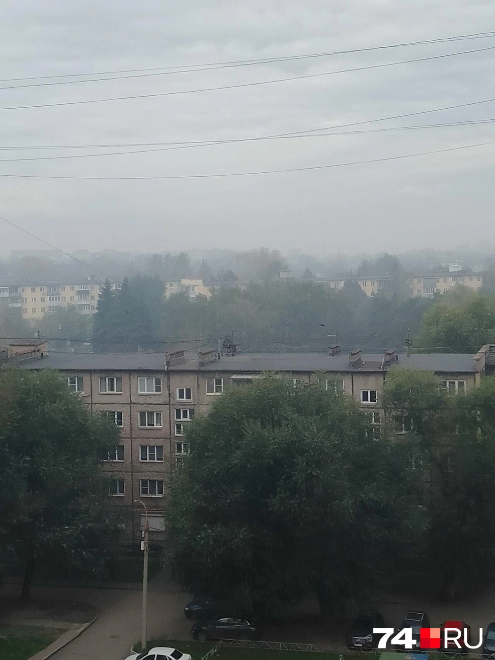 Кроме вот такого «тумана», в воздухе присутствует едкий запах | Источник: читатель 74.RU