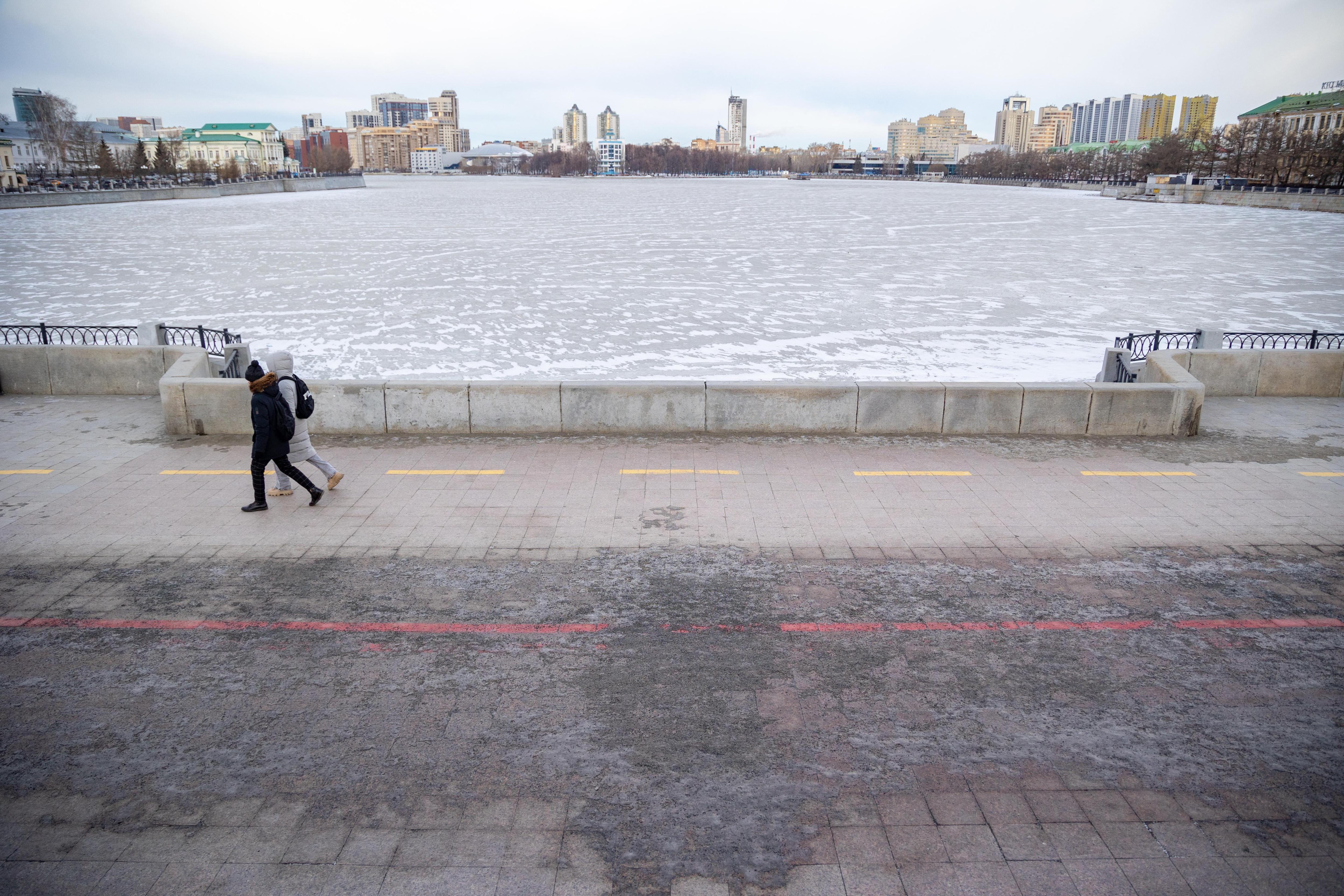 Зима, ты совсем забыла про Екатеринбург? Фоторепортаж из серого города