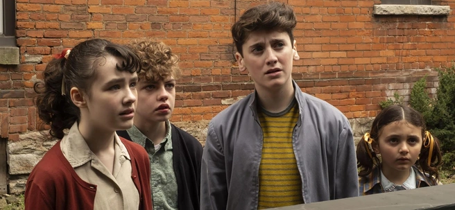 Начал выходить сериал «Оно: Добро пожаловать в Дерри» про клоуна Пеннивайза — стоит ли его смотреть, обзор новых серий | Источник: кадр из сериала «Оно: Добро пожаловать в Дерри» (18+), реж. Андрес Мускетти / HBO (2025)
