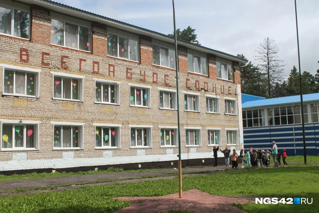 Украшение окон не требует больших средств, но уже создает более радостный настрой | Источник: Елена Гуськова / NGS42.RU