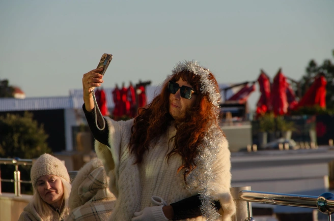 А некоторым не нужны были ни елки, ни достопримечательности для фото,&nbsp; главное&nbsp;— есть море | Источник: Оксана Витязь / SOCHI1.RU