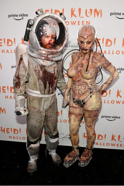 Хайди Клум в образе отвратительного червя, две «красотки» и масон Илон Маск: звезды оторвались на Хэллоуин