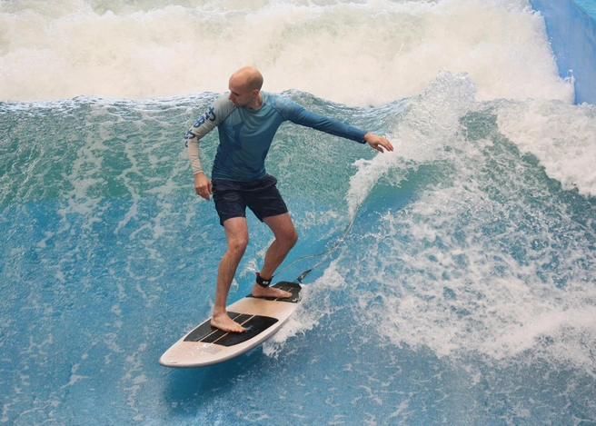 В Новосибирске построили спортивно-завлекательный центр с искусственной серф-волной | Источник: Андрей Бортко / NGS.RU