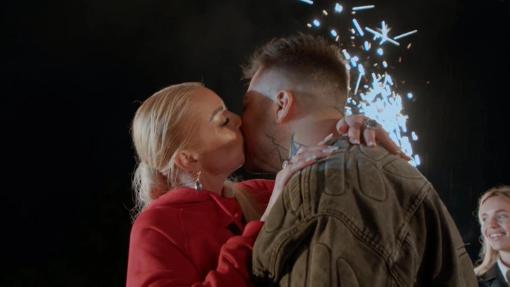 Пара слилась в страстном поцелуе