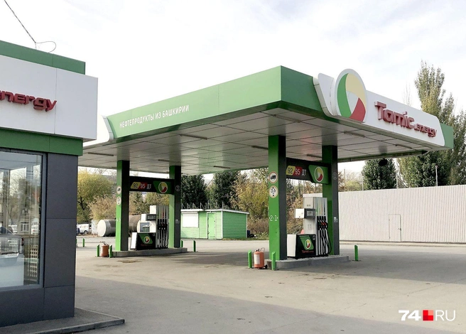 АЗС Tamic Energy на Копейском шоссе: кассир сказала нам, что залить 80 литров (как мы просили) не может: только 30 литров в руки. Ограничения касаются всех видов бензина | Источник: Артем Краснов