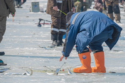 Приморские рыбаки рискнули пройти по затонувшему льду