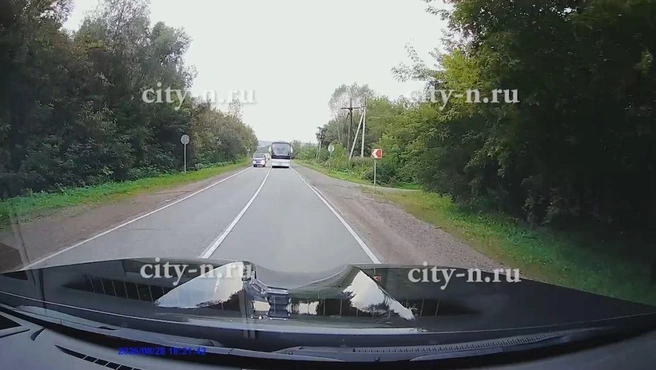 Опасный обгон автобуса сняли на видео в Куртуково | Источник: www.city-n.ru