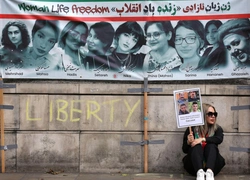 Новый президент Ирана уверяет, что полиция нравственности больше не будет преследовать женщин из-за хиджаба. Но в ООН говорят об обратном