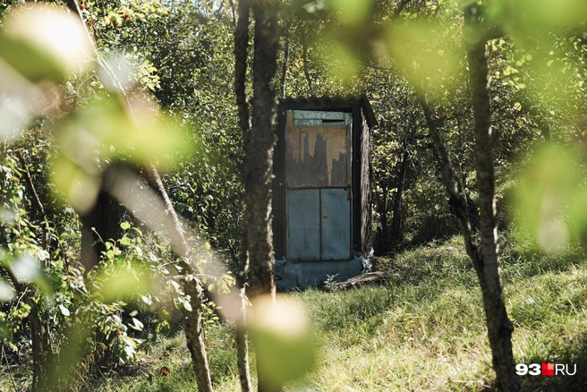 Централизованной канализации в поселке тоже нет | Источник: Дарья Паращенко / 93.RU