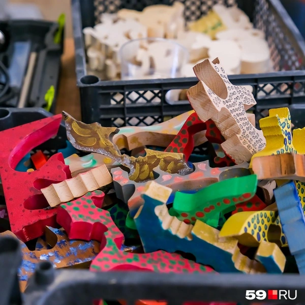 Уже ошкуренные и частично покрашенные фигурки | Источник: Василина Любимова / 59.RU