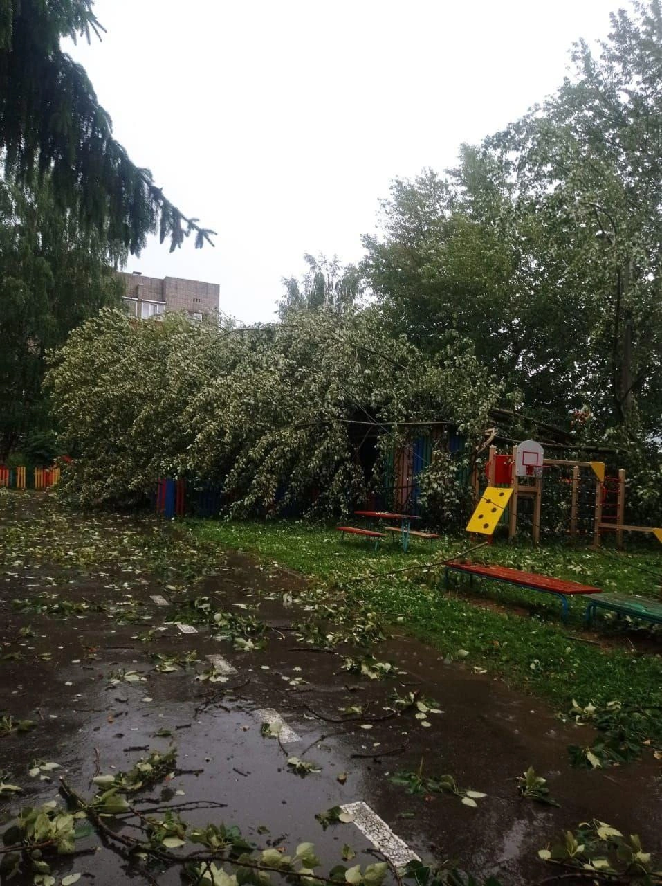 Последствия грозы на одной из детских площадок | Источник: Алексей Михайлов / Vk.com