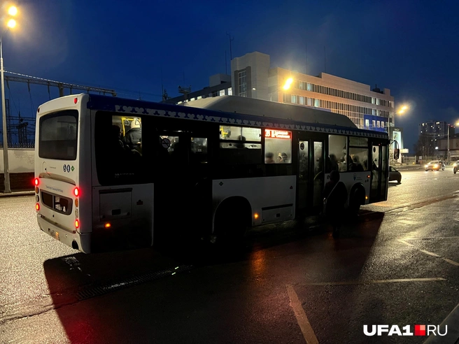 Люди стоят вплотную к дверям | Источник: Андрей Бирюков / UFA1.RU