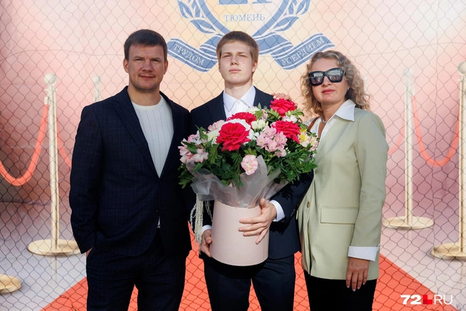 А эта семья выражает безграничную любовь к учителям при помощи огромного букета цветов  | Источник: Ирина Шарова / 72.RU