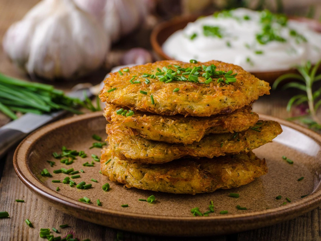 Картофельные драники: лучший рецепт на все времена, который хранят в секрете наши бабушки | marieclaire.ru