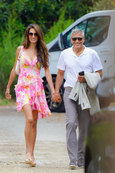 Тропический цветок его души: Джордж Клуни не спускает глаз с Амаль Клуни в мини-платье с орхидеями