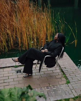 Брючный костюм снова в моде — и теперь он про ауру и власть, а не офис