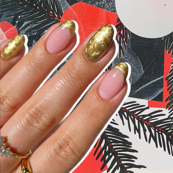 10 роскошных маникюров с золотом, стразами и жемчугом на Новый год 2026 | Источник: theGirl