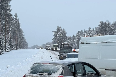 Пять машин столкнулись на трассе под Ярославлем