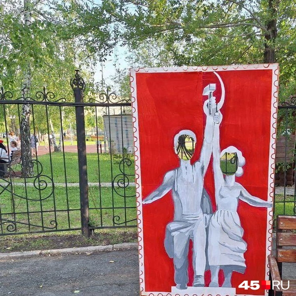 Участникам предлагали сделать фото в тантамареске с образами рабочего и колхозницы с ВДНХ | Источник: Александр Лисихин