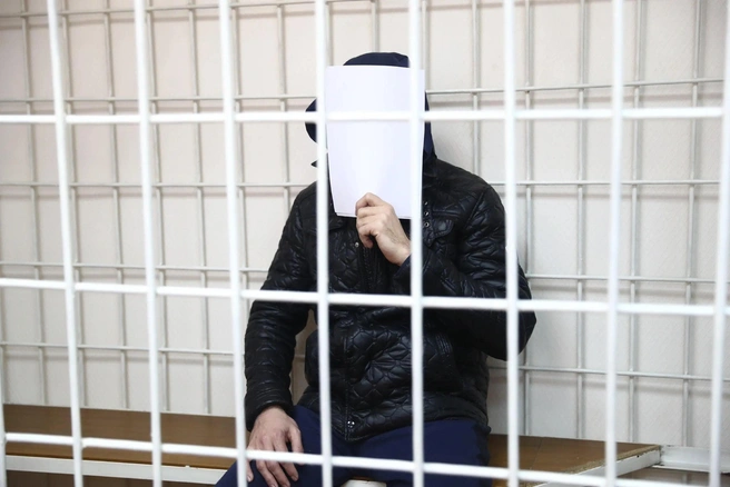 Александр Южаков закрывался от журналистов в суде | Источник: Александр Ощепков / NGS.RU