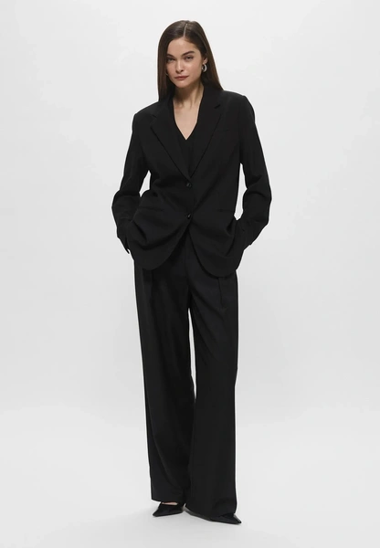 Черные брюки&nbsp;&mdash; снова база, но есть нюансы