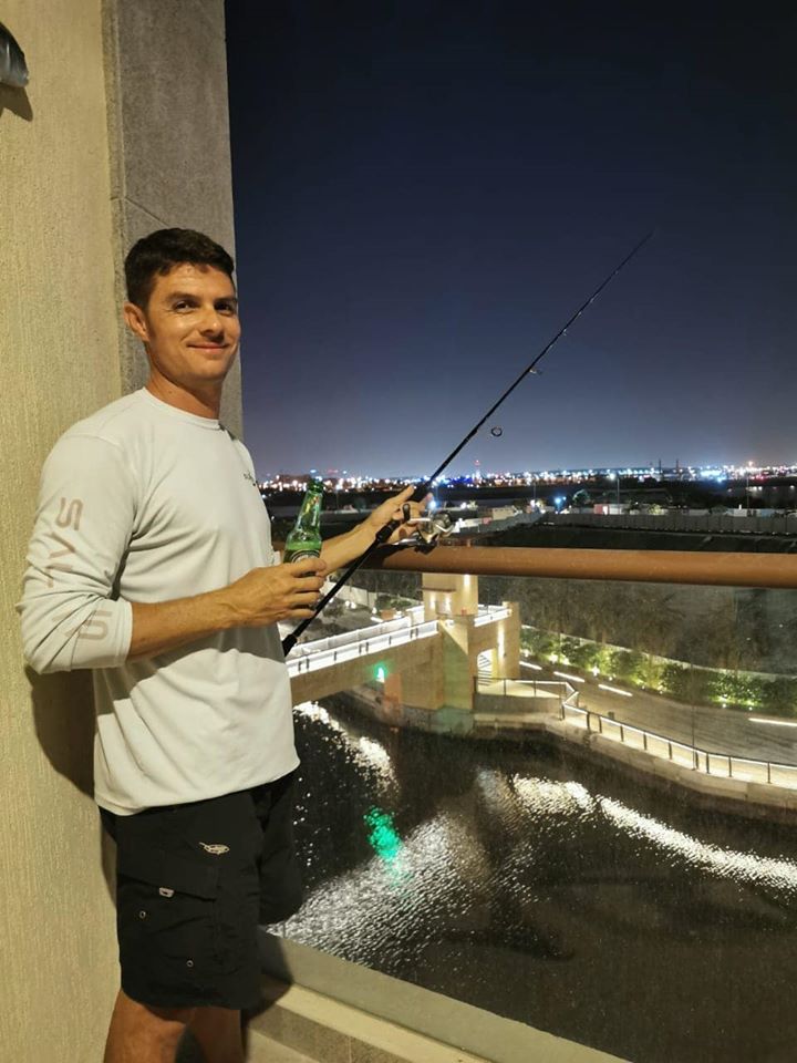 В Дубае мужик поймал рыбу с балкона на высоте 15 метров (видео)
