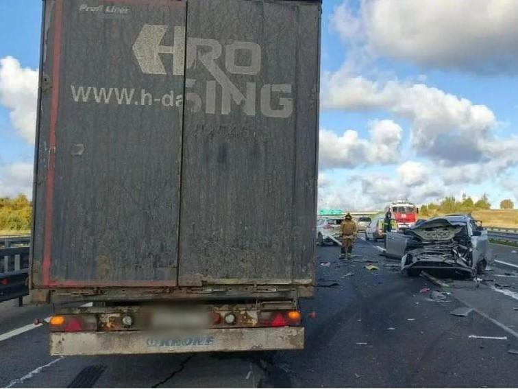Тягач на КАД сбил двух женщин, одна погибла