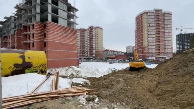 В 2023 году на объект вышел новый застройщик и продолжил возводить 18-этажный дом | Источник: Фонд защиты прав дольщиков Югры / ВКонтакте