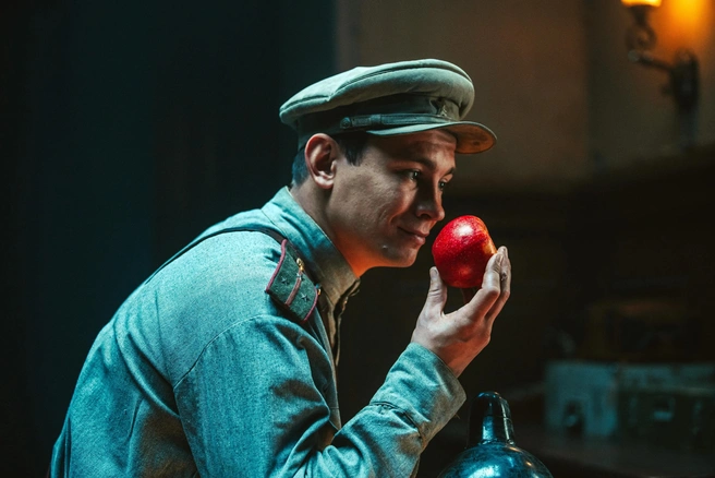 Никите Кологривому не раз икнулось после премьеры фильма | Источник: кадр из фильма «Август» (16+), реж. Никита Высоцкий, «Дирекция Кино», 2025 год