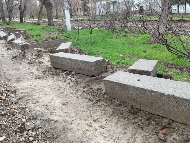 Крупные блоки серого гранита, пока оставленные на прежних местах. | Источник: Константин Завриков / V1.RU