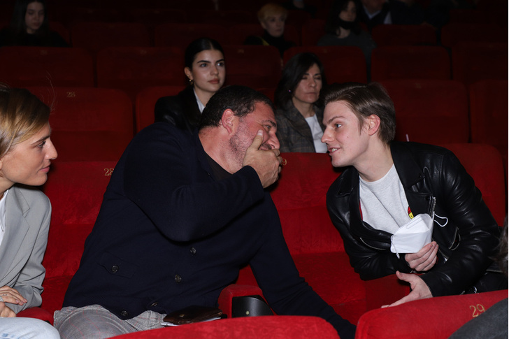 Юлия Снигирь позирует в дырявом свитере, Виторган милуется с Нино: звезды на премьере фильма «Маша»