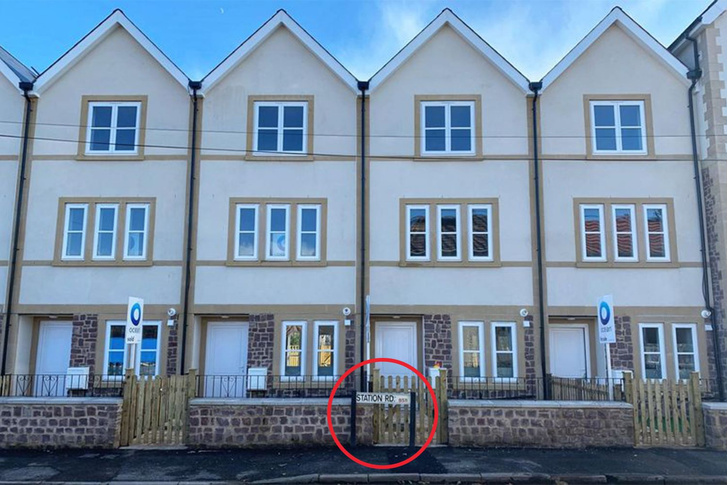 Пользователи Reddit обнаружили смешную ошибку строителей на фотографии фасадов домов
