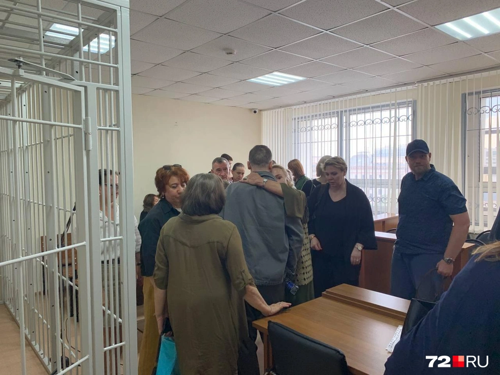 Театралы бросились обнимать Чурсина | Источник: Никита Кифорук / 72.RU