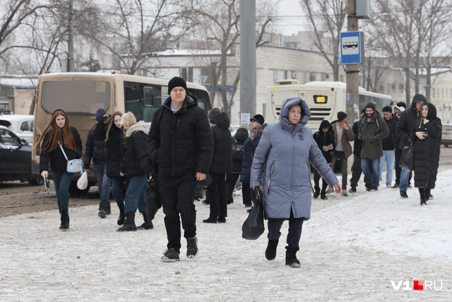 На автобусных остановках необычайно многолюдно | Источник: Алексей Волхонский / V1.RU