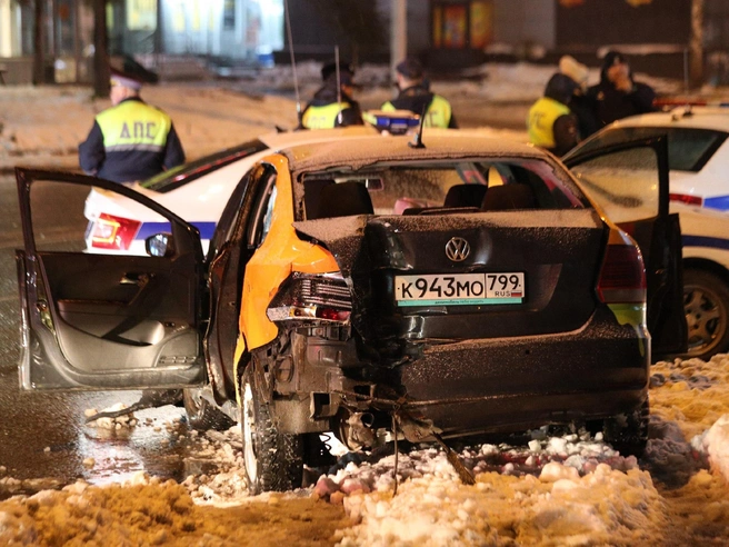 Водитель сбил людей на остановке, после чего врезался в киоск | Источник: Андрей Бортко / NGS.RU