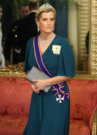 Парад тиар в Букингемском дворце: принцесса Кейт, королева Камилла и графиня Софи — у кого бриллианты роскошнее?