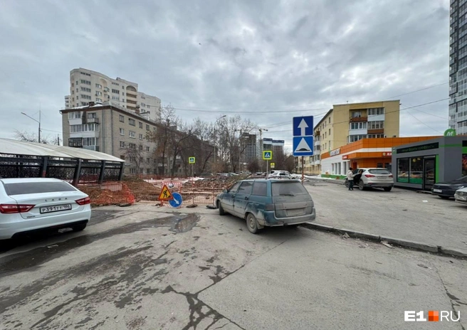 Женщина проехала справа от знаков «Дорога с односторонним движением» и «Искусственная неровность» | Источник: читатель E1.RU
